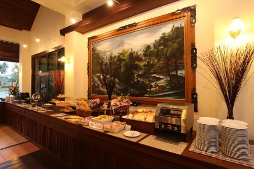 una línea de buffet con comida y una pintura en la pared en Klong Prao Resort, en Ko Chang