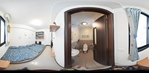 田尾鄉的住宿－美女陳的家 II館，一间带卫生间和水槽的小浴室