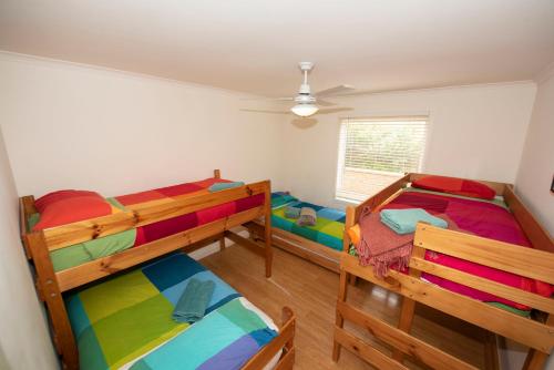 2 Etagenbetten in einem Zimmer mit einer Decke in der Unterkunft Ashendens at Penneshaw in Penneshaw