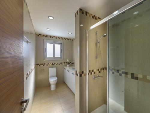 uma casa de banho com uma cabina de duche e um WC. em Protaras Villa Theodora 1 em Protaras
