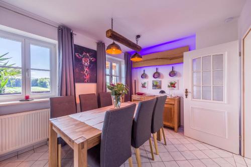 - une salle à manger avec une table et des chaises en bois dans l'établissement Ferienwohnung Parzinger 2, à Chieming