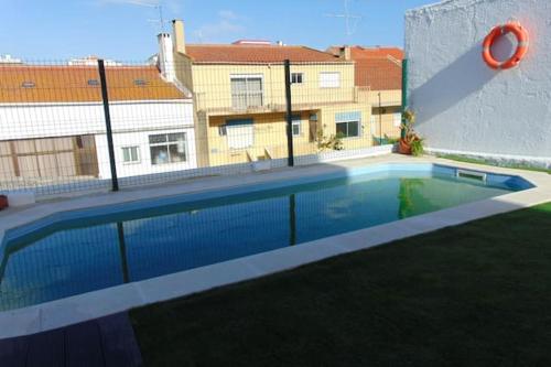 Kolam renang di atau dekat dengan Bright apartment in Almada with shared pool