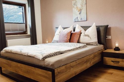 En eller flere senge i et værelse på Chalet Alpenglück