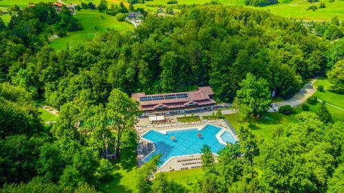 an aerial view of a house with a swimming pool at Hotel Smarjeta - Terme Krka in Smarjeske Toplice
