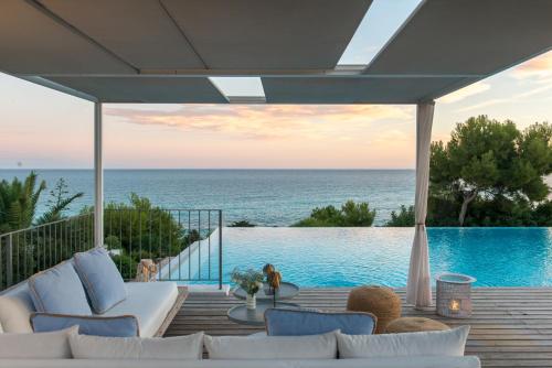 uma sala de estar com vista para o oceano em Villa Casa del Mar em Sant Pere de Ribes