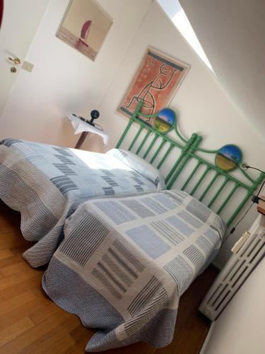 ペスカーラにあるL'Aurora Appartamentoのベッドルーム1室(毛布、ランプ付)