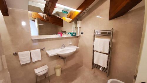 A bathroom at Residence L'Ulivo