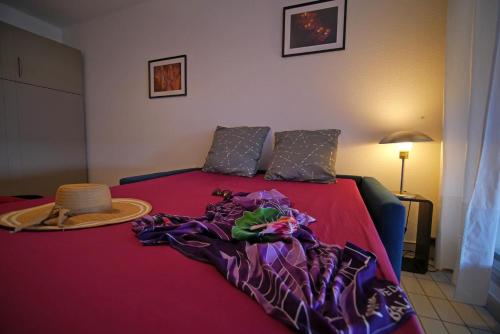 ein Bett mit einem Stapel Kleidung darüber in der Unterkunft Studio de 33 m2, vue et bord de mer, parking in La Grande-Motte