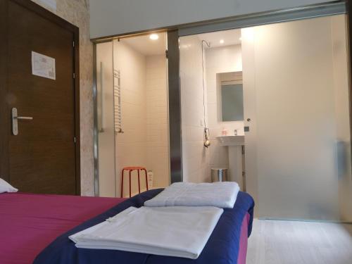 a room with a bed with a sliding glass door at Hostería de Curtidores in Estella