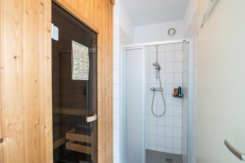 eine Dusche in einem Badezimmer mit einer Glastür in der Unterkunft Antibes 262 - Kustpark Village Scaldia in Hoofdplaat