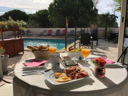 een tafel met een bord eten en drinken erop bij Entre 2 eaux in Marseillan