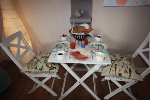 een tafel met borden en twee stoelen bij De Pimpelmees in Den Haag