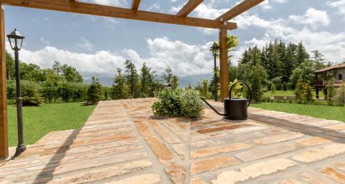 ValleにあるJOIVY Superb Villas with Tennis Court, Garden and BBQ areaの庭の石畳の通路付きパティオ