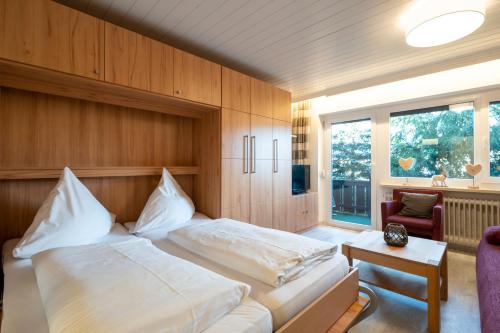 - une chambre avec un grand lit et une fenêtre dans l'établissement Ferienwohnung Sandmann, à Oberstdorf