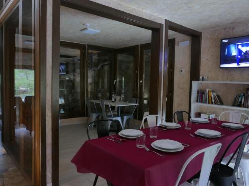 a dining room with a table with a red table cloth at Hostería de Curtidores in Estella