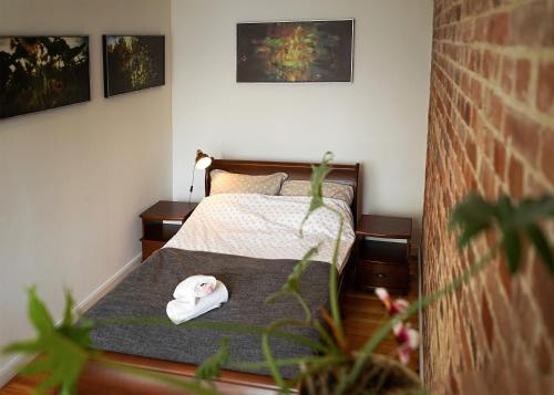 Un dormitorio con una cama con una toalla. en Stylowy Apartament w Kamienicy en Chełm