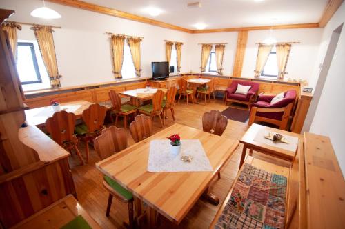 una vista dall'alto di un ristorante con tavoli e sedie di Guest house Vila Korošec a Bovec