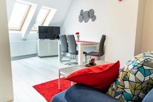 Televízia a/alebo spoločenská miestnosť v ubytovaní Grey Suites Pécs