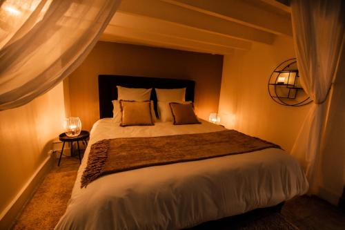 Un ou plusieurs lits dans un hébergement de l'établissement Suite romantique avec Jacuzzi - Hypercentre, Place Jean Jaurès
