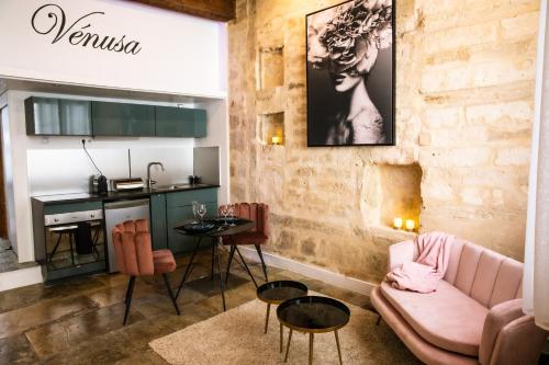 un salon avec un canapé et une table dans l'établissement Suite romantique avec Jacuzzi - Hypercentre, Place Jean Jaurès, à Montpellier