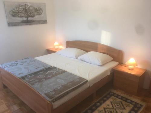 niewielka sypialnia z łóżkiem z 2 lampami w obiekcie Apartments Maleo w mieście Sveti Petar