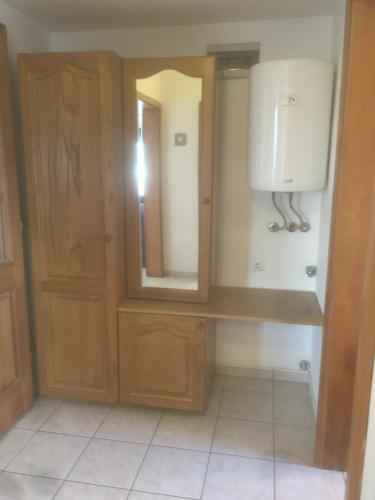 łazienka z umywalką i lustrem w obiekcie Apartments Maleo w mieście Sveti Petar
