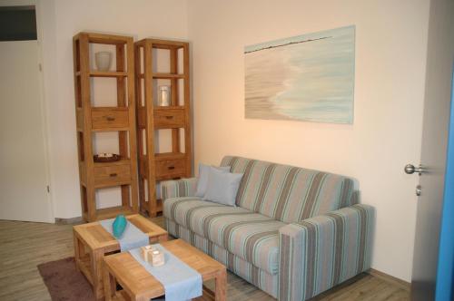 a living room with a couch and a coffee table at Göcke's Haus und Garten - Remise in Wettringen