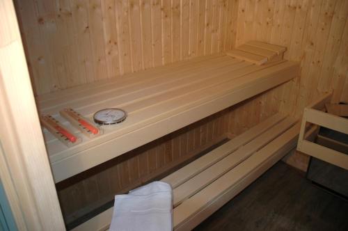 a sauna with a bench in a wooden room at Göcke's Haus und Garten - Remise in Wettringen