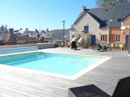 Bazén v ubytování Guilvinec Parc Residence nebo v jeho okolí