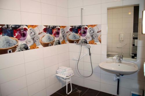 A bathroom at Hotel Aux Rochers de l'Ocean