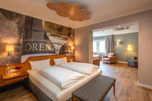Habitación de hotel con cama y sala de estar. en Weinhotel Landsknecht, en Sankt Goar