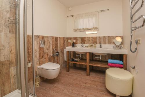 een badkamer met een toilet, een wastafel en een douche bij Geltondvaris in Palanga