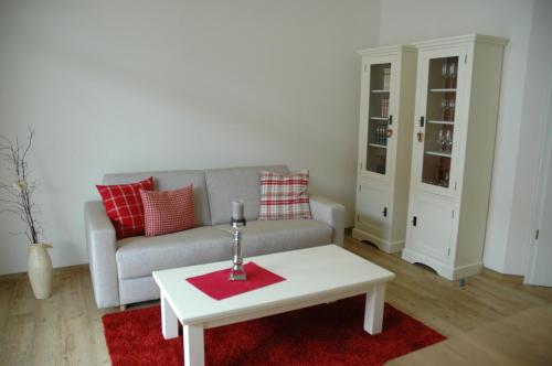 a living room with a couch and a coffee table at Göcke's Haus und Garten - Remise in Wettringen