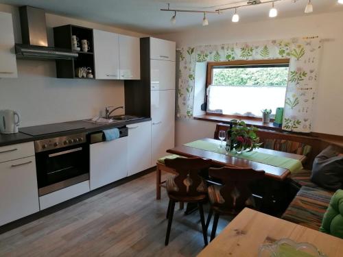 Kuchyňa alebo kuchynka v ubytovaní Ferienhaus Schöpf - Die Hoamat