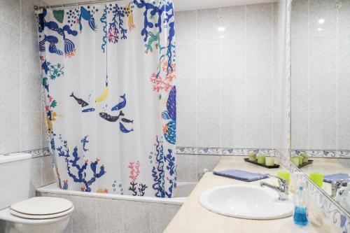 y baño con cortina de ducha, aseo y lavamanos. en Travessa do Pasteleiro Apartment by Trip2Portugal, en Lisboa
