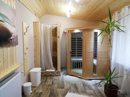 A bathroom at HARTMANN PANZIÓ