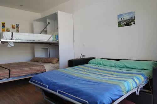 a bedroom with two bunk beds in a room at Apartamento en primera línea de mar en Vilafortuny, Cambrils in Cambrils