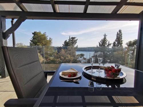 - une table avec une assiette de nourriture et un bol de fruits dans l'établissement Villa Poljana, à Mali Lošinj