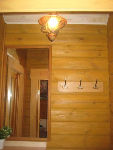 eine Holzwand mit zwei Waschbecken und einem Spiegel in der Unterkunft Zīlīšu holiday house in Jūrmala
