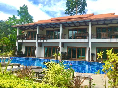 une maison avec une piscine en face de celle-ci dans l'établissement Blue Diamond Resort, à Koh Tao