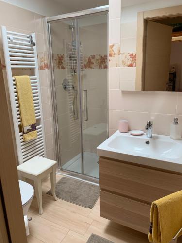 bagno con doccia, lavandino e servizi igienici di Bed and Room Al Fiume Piovego a Padova