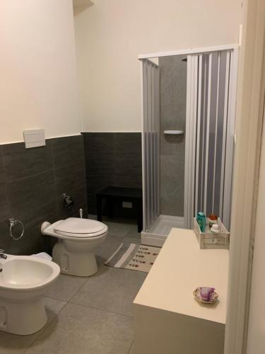 A bathroom at L'Agrifoglio Dell'Etna