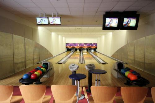 a bowling alley with pins and bowling balls at Stacja Nowa Gdynia Bed & Breakfast Aquapark in Łódź