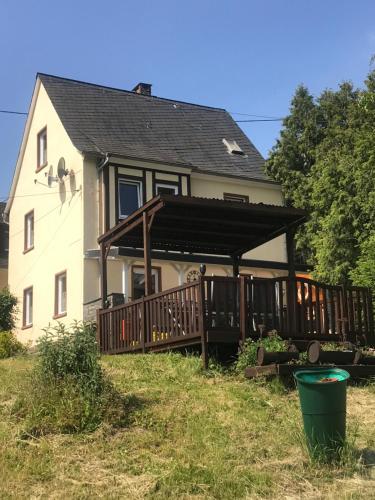 ゼンハイムにあるHaus Lowe Ferienwohnungenのポーチ付家