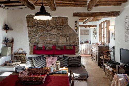 sala de estar con sofá y mesa en Casa Marghera House Winery Bikes, en Pitigliano