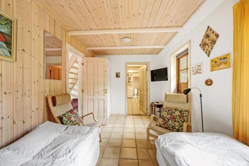 1 dormitorio con 1 cama y 2 sillas en una habitación en Mosehuset, en Koldmose