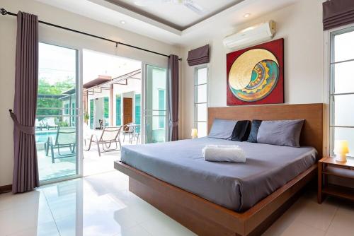 拉威海灘的住宿－Residence Harmonie，一间卧室设有一张床和一个阳台
