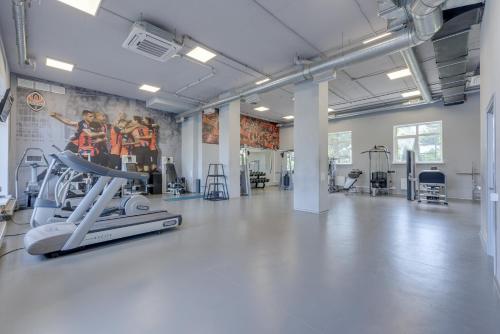 a fitness room with a gym with a treadmill at Al Mar Hotel in Schaslyve