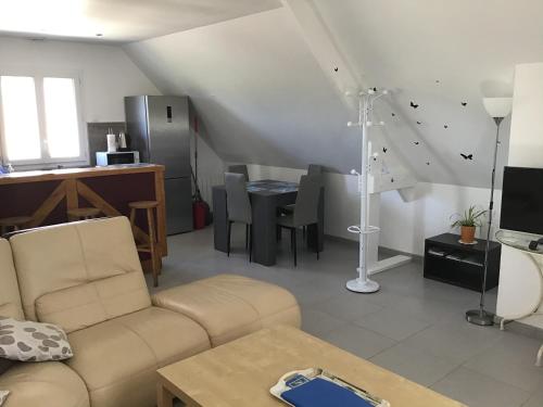 un salon avec un canapé et une table dans l'établissement chez diane, à Barbeville