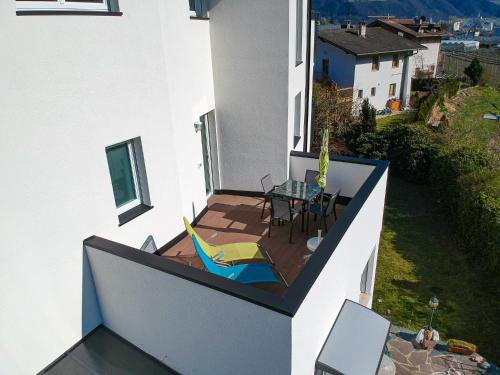 a balcony with a table and chairs on it at Apartment Le rose di Marianne - sud in Varna